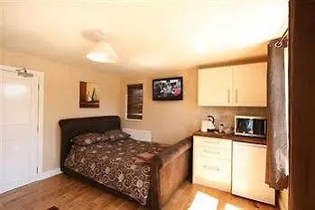 Central Studios Gloucester Road By Roomsbooked - Free Parking Cheltenham Aparthotel