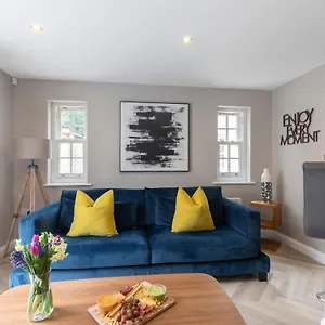 Elliot Oliver - 2 Bedroom Garden With Parking Apartment